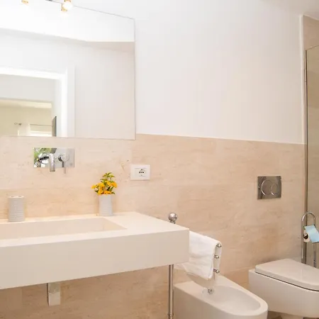 Apartment New Stunning With Parking &pool! *