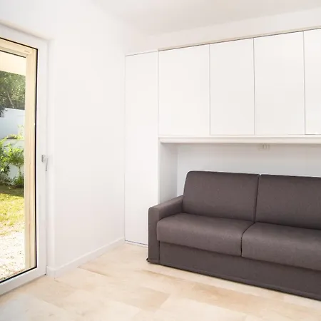 New Stunning With Parking &pool!