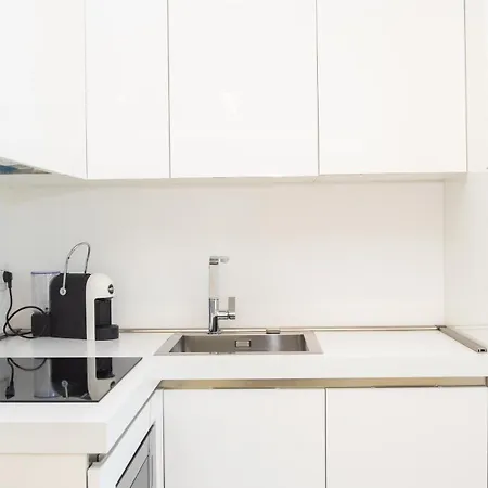 New Stunning With Parking &pool! Apartment