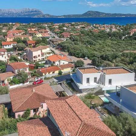New Stunning With Parking &pool! *