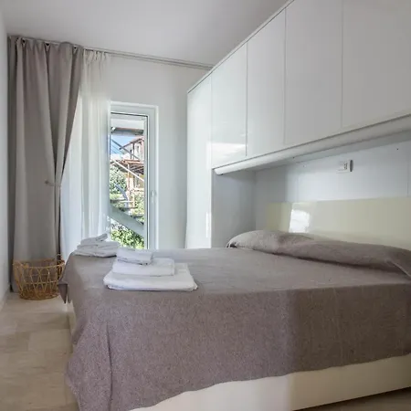 New Stunning With Parking &pool!