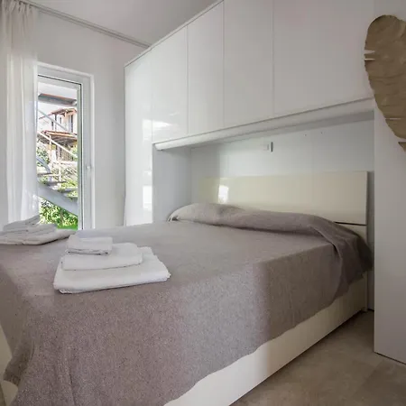 New Stunning With Parking &pool! Apartment
