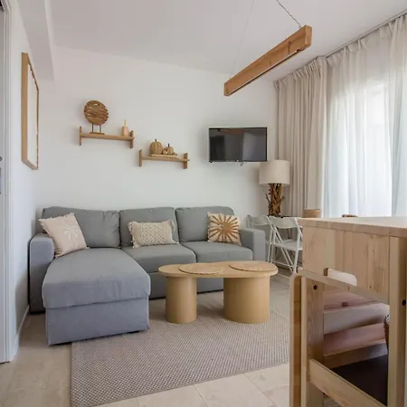 Apartment New Stunning With Parking &pool!