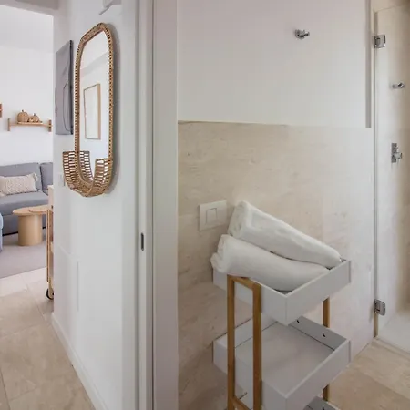 New Stunning With Parking &pool! Apartment *