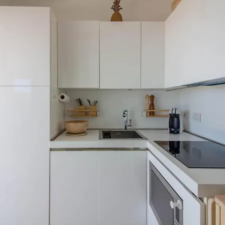 New Stunning With Parking &pool!