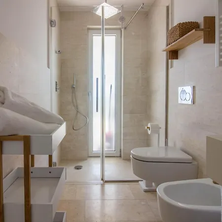 New Stunning With Parking &pool! Apartment