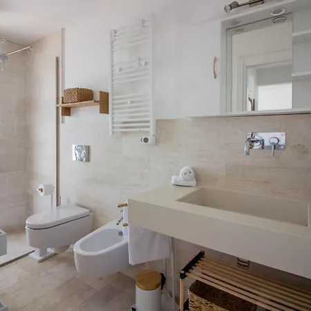 Apartment New Stunning With Parking &pool!