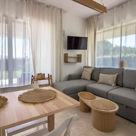 New Stunning With Parking &pool! Apartment *