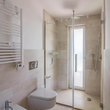 New Stunning With Parking &pool!