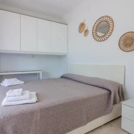 New Stunning With Parking &pool! Apartment *