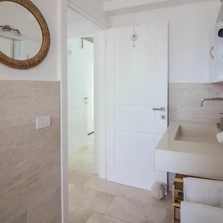 New Stunning With Parking &pool!
