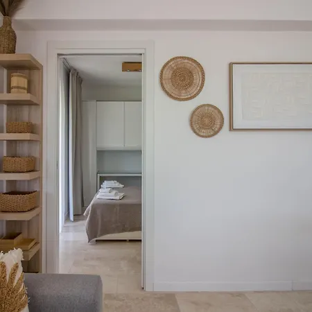 New Stunning With Parking &pool! Apartment