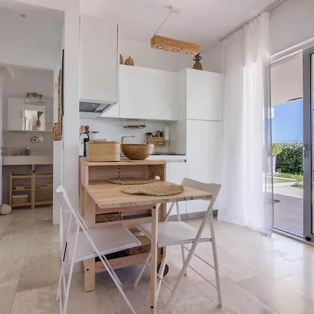 New Stunning With Parking &pool! Apartment *